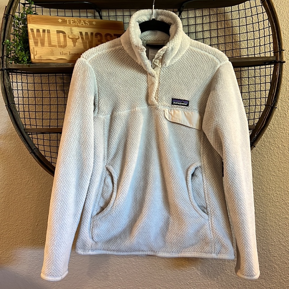 Patagonia Re-Tool Snap-T Pullover
Size XS
Color: Raw Linen-white X-dye - Picture 2 of 12